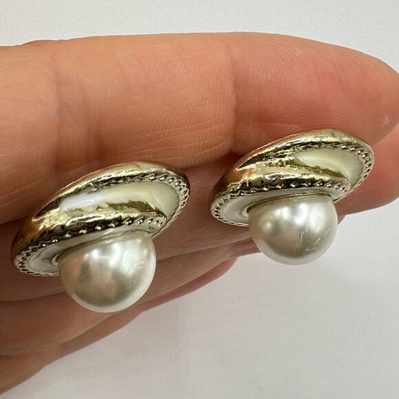 Vintage Faux Pearl Cream Enamel Swirl Clip on Earrings Pearlcore Gold Tone Chic - Picture 4 of 9